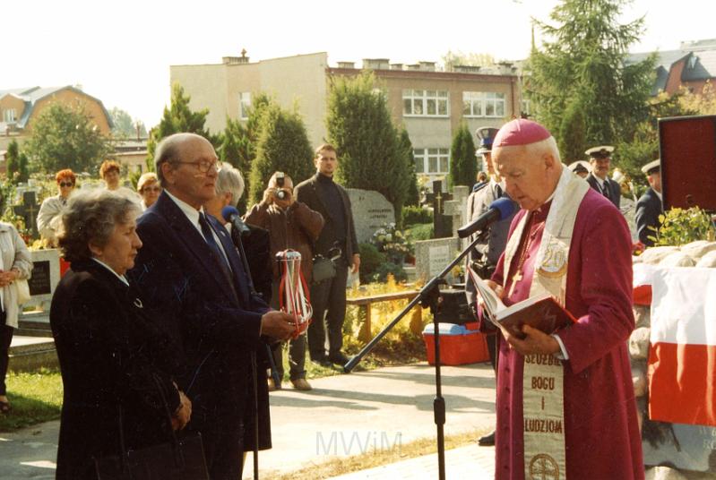 KKE 3313.jpg - Poświecenie symbolicznej mogiły pamięci zbrodni kresowej na cmentarzu komunalnym w Olsztynie, Olsztyn, 2003 r.